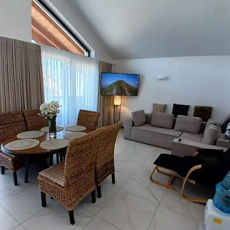 Ecoberghaus - котеджне містечко Шале Буковель