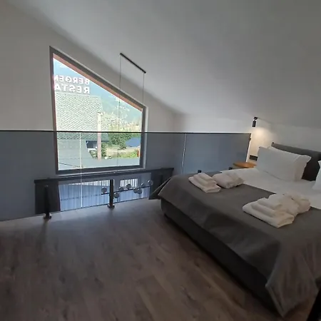 Ecoberghaus - котеджне містечко Шале Буковель