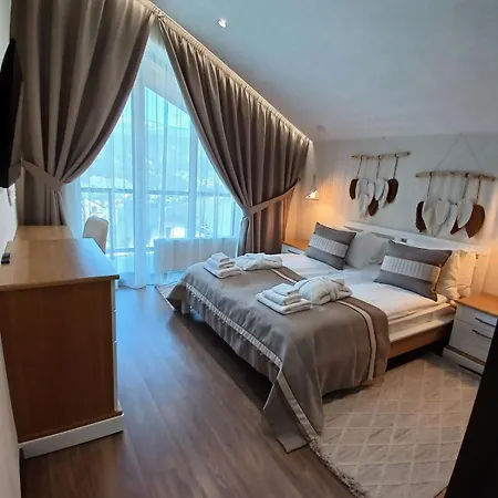 Ecoberghaus - котеджне містечко Chalet *