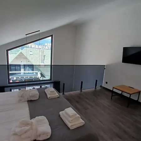 Ecoberghaus - котеджне містечко Chalet Bukovel