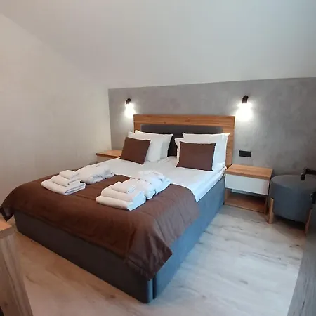 Ecoberghaus - котеджне містечко Chalet Bukovel