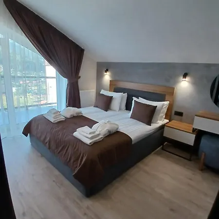 Ecoberghaus - котеджне містечко Chalet *